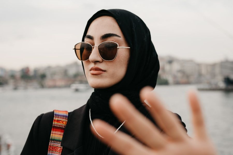 tips hijab buat berkacamata