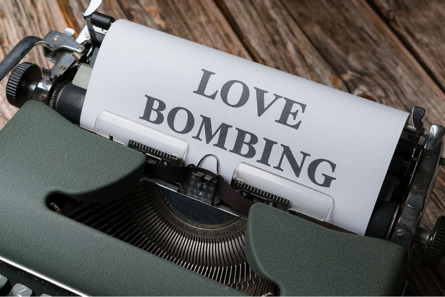 Mengenal Love Bombing, Istilah yang Marak dalam Kisah Cinta Zaman Now dan Tips Menghindarinya