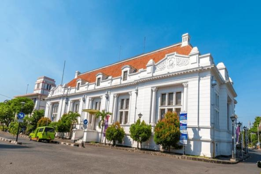 Museum Gedung De Javasche Bank di area Kota Tua Surabaya