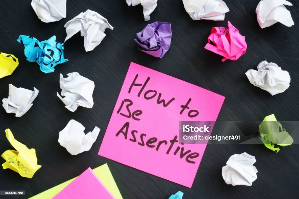 Memo dengan tulisan bagaimana menjadi asertif