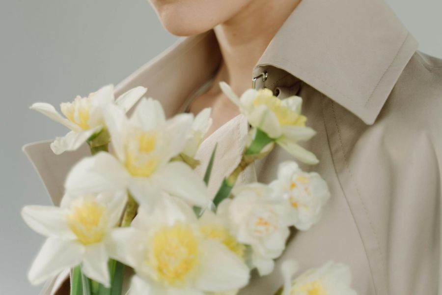 Seorang wanita memegang buket bunga narcissus
