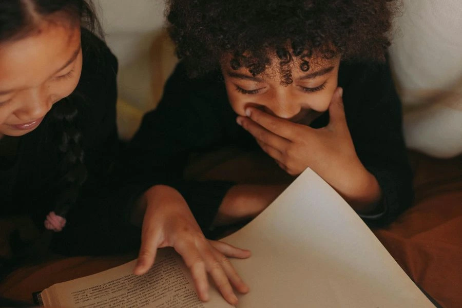 Kids reading a book, pexels.com. 