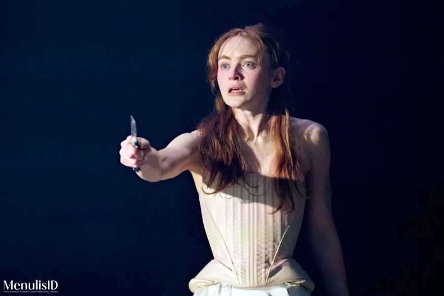 Sadie Sink sebagai Juliet dalam drama panggung West End, Romeo & Juliet.